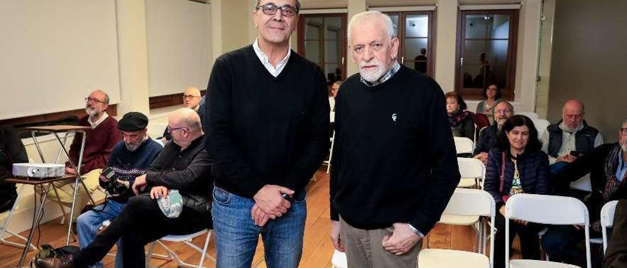 Marino Guardado, a la izquierda, en la presentación del proyecto en el Ateneo Obrero de Gijón, ayer.