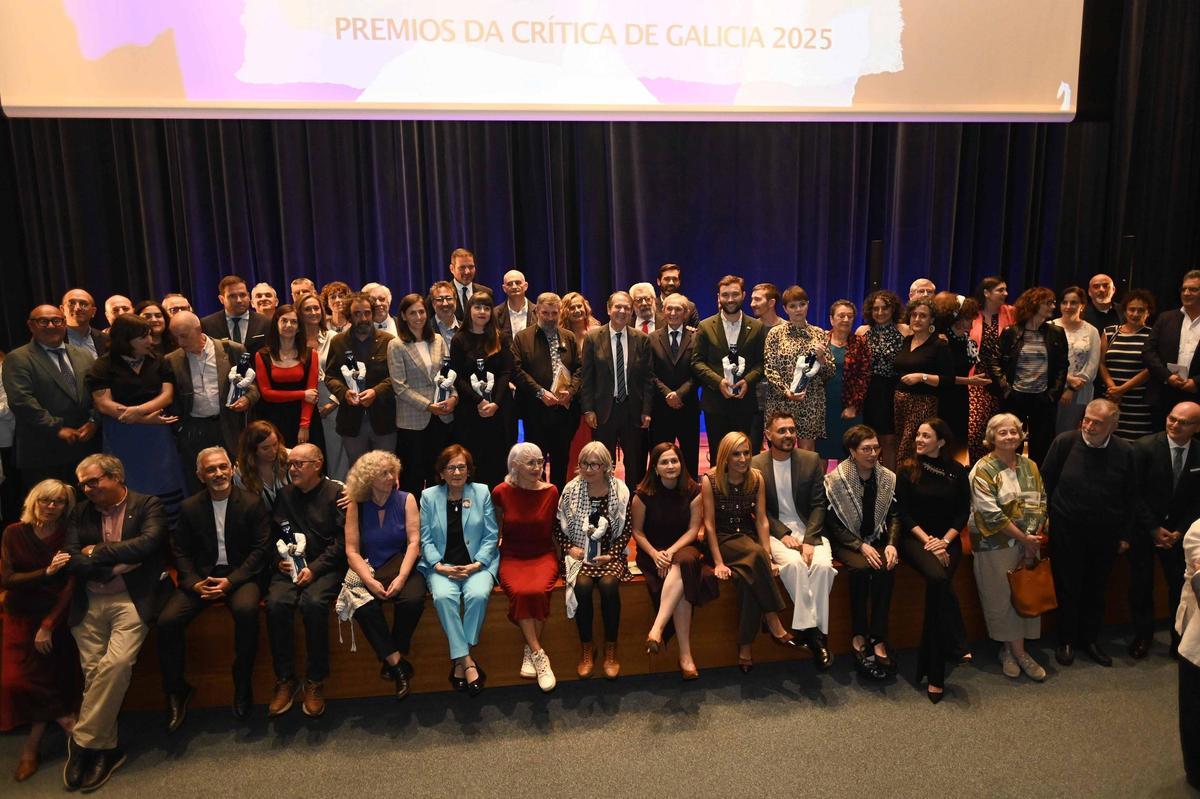 VIGO. ENTREGA DE PREMIOS DA CRITICA DE GALICIA. AFUNDACION. Xurado e premiados.