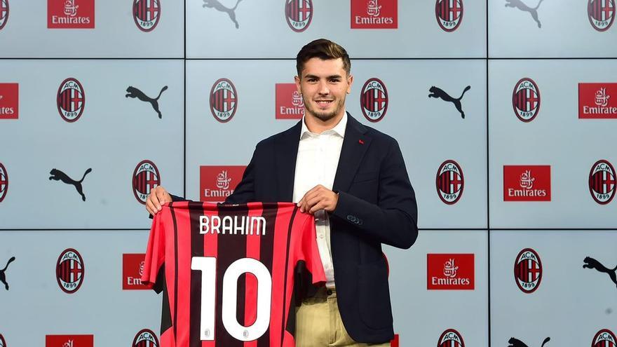 Brahim posa con la camiseta del Milán.