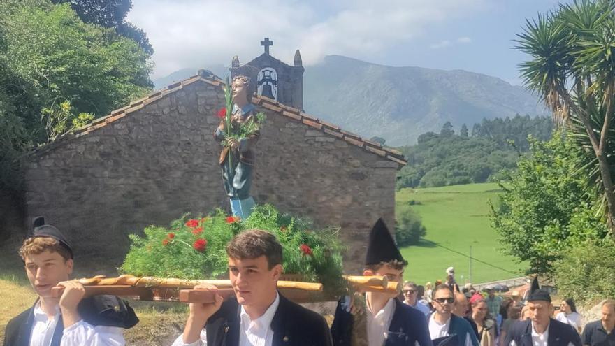Niembru se reúne en torno a San Pelayo: “Llevamos viviendo la fiesta desde pequeñas"