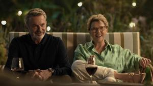 Sam Neill (Stan) y Annette Bening (Joy) en Un revés inesperado.