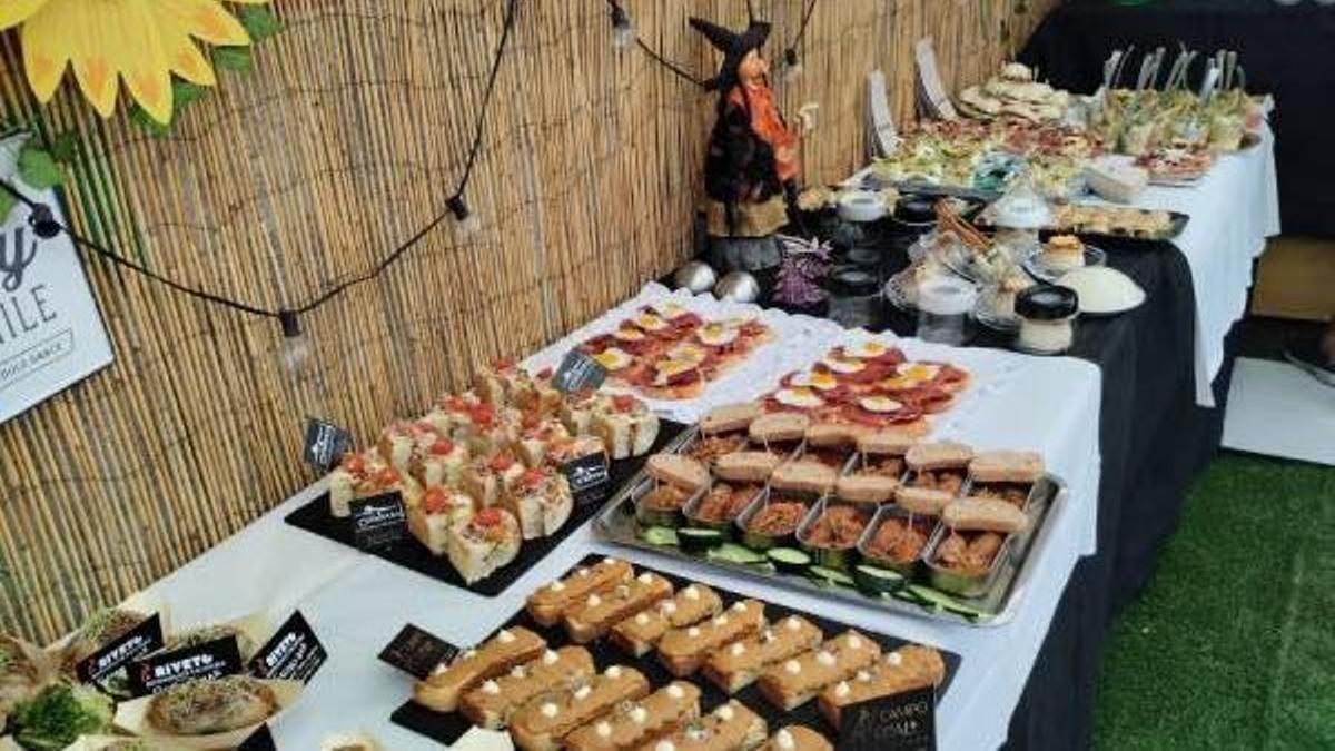 Mesa repleta de tapas de una edición anterior.