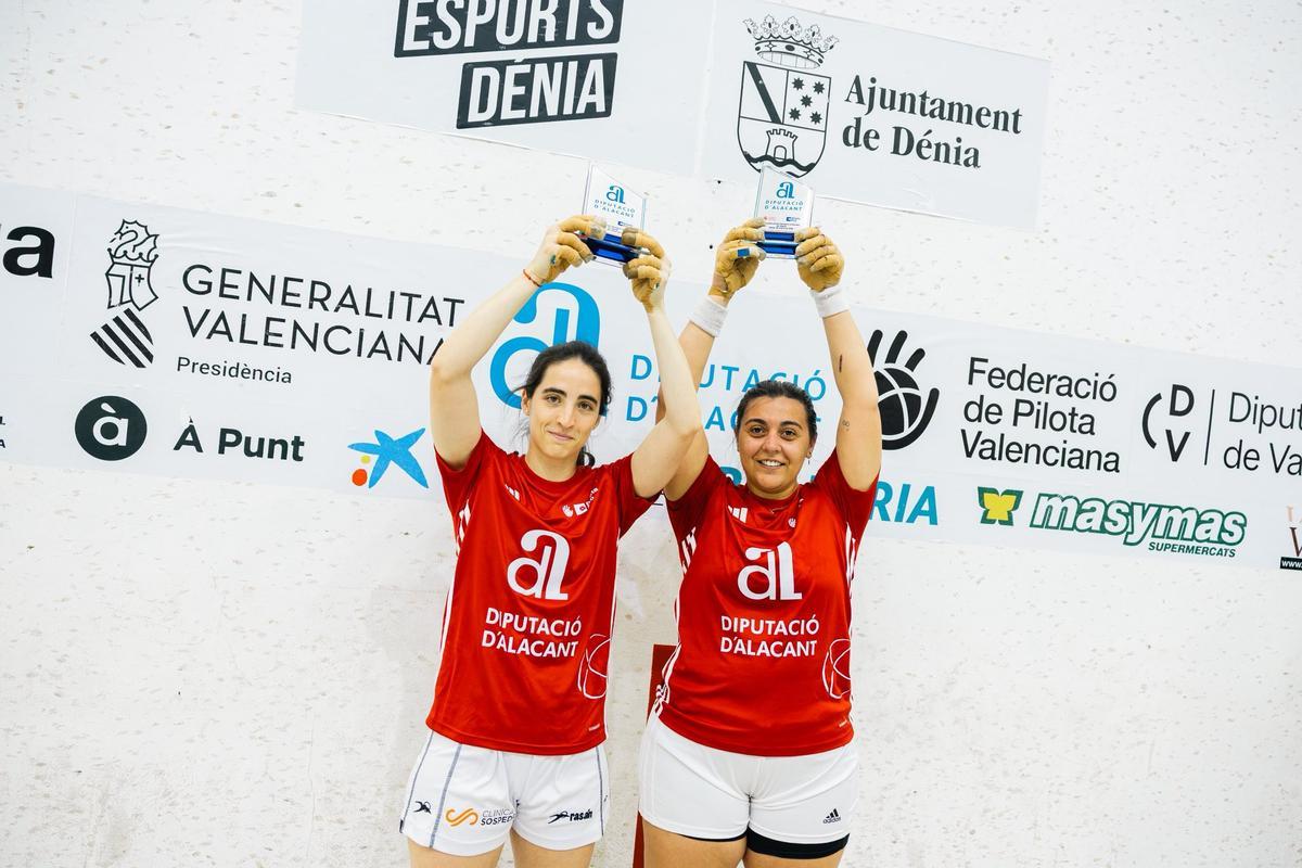 Victoria i Myriam alçen el trofeu de Copa Diputació d'Alacant