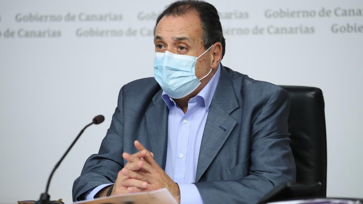 El consejero de Sanidad del Gobierno de Canarias, Blas Trujillo, en rueda de prensa