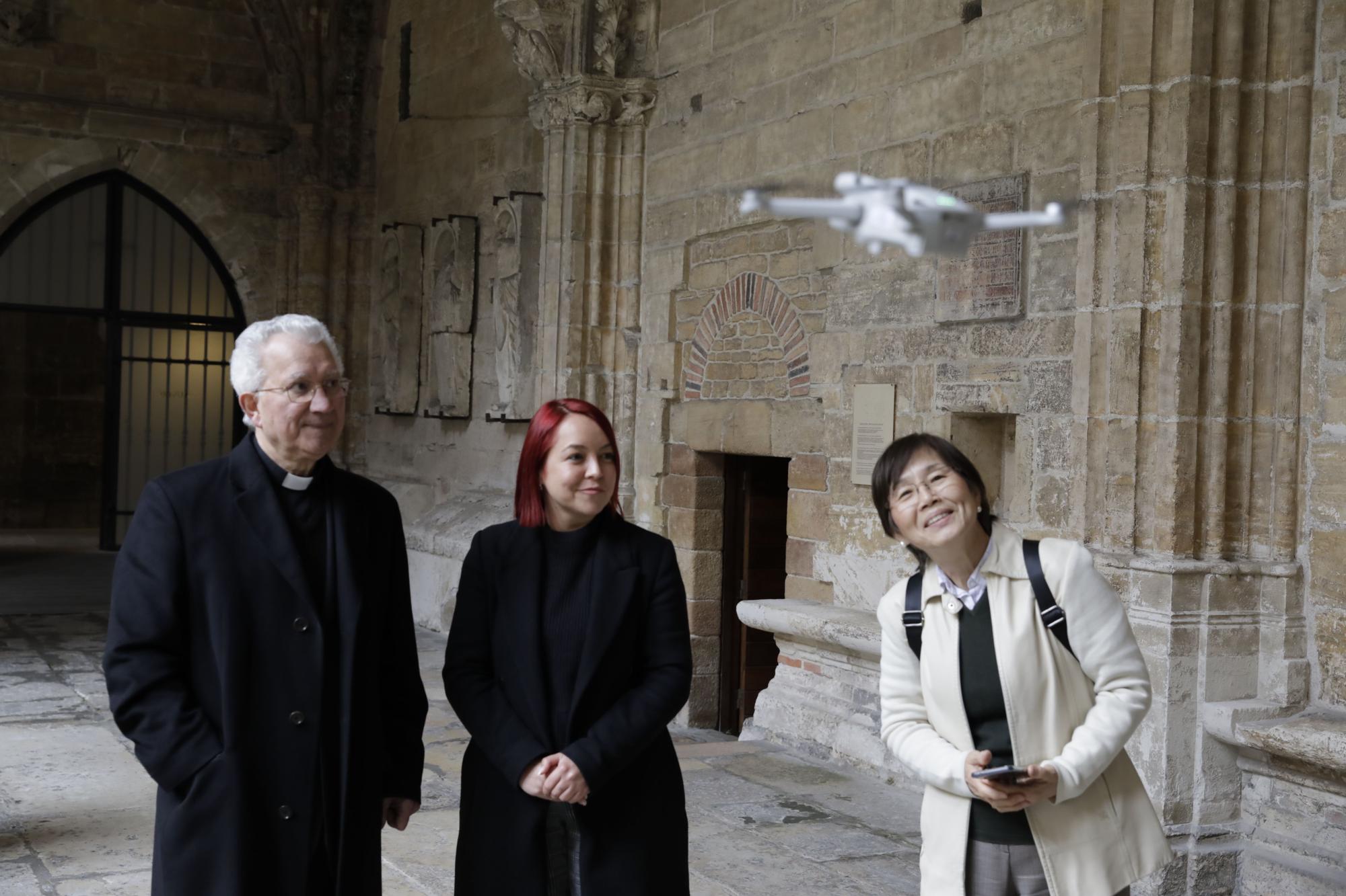 Drones volando en la Catedral de Oviedo: Iñaki Terán graba vídeos inéditos en el templo