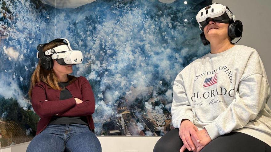 Noelia Rodríguez y Mónica Fernández disfrutan del visionado de la Descarga.