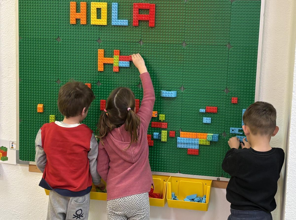 Alumnos estrenan el aula Lego del CEIP Blasco Ibáñez de Museros.