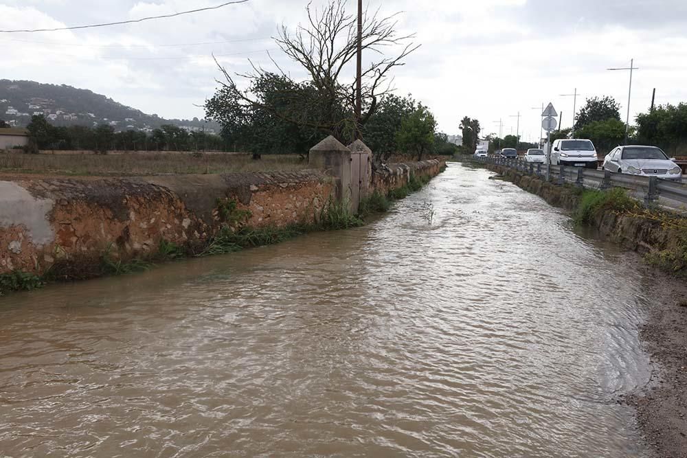 Rotonda de Pacha y Suministros Ibiza y torrente a su paso por Puig d'en Valls.