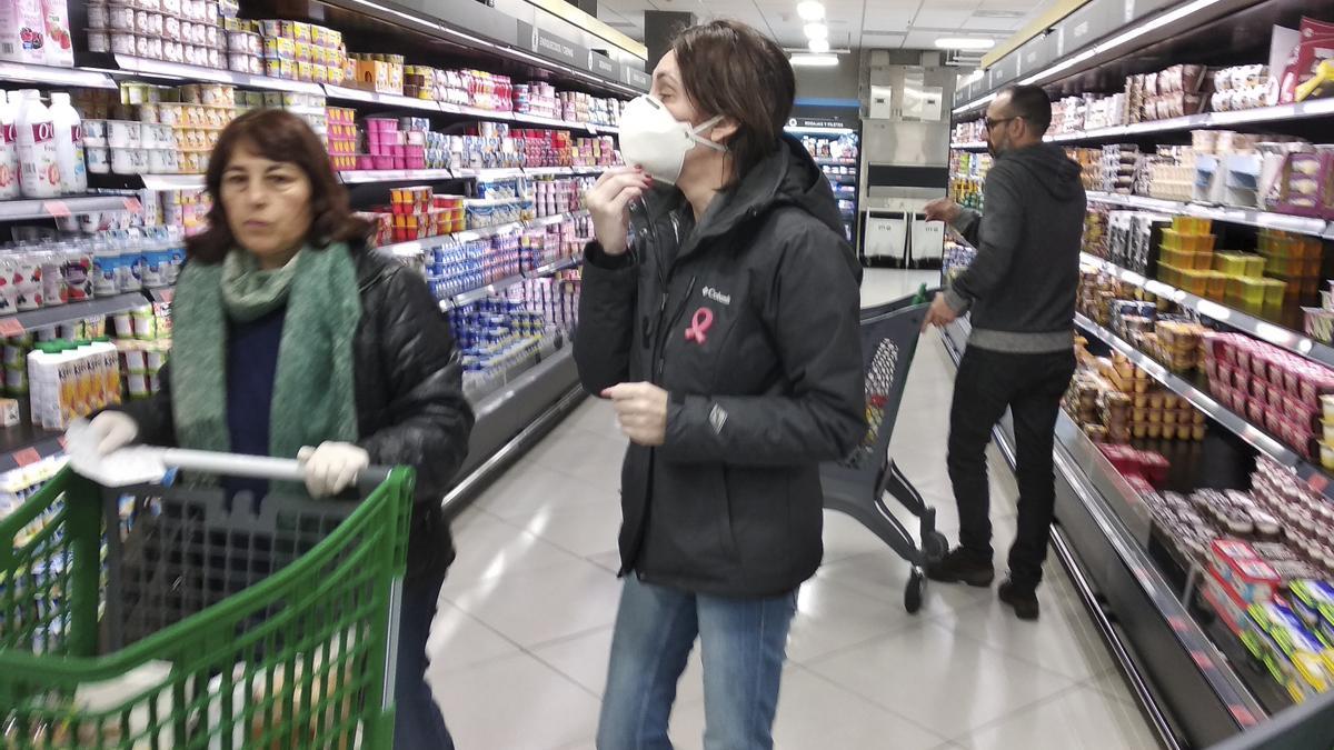 Varias personas en una supermercado.