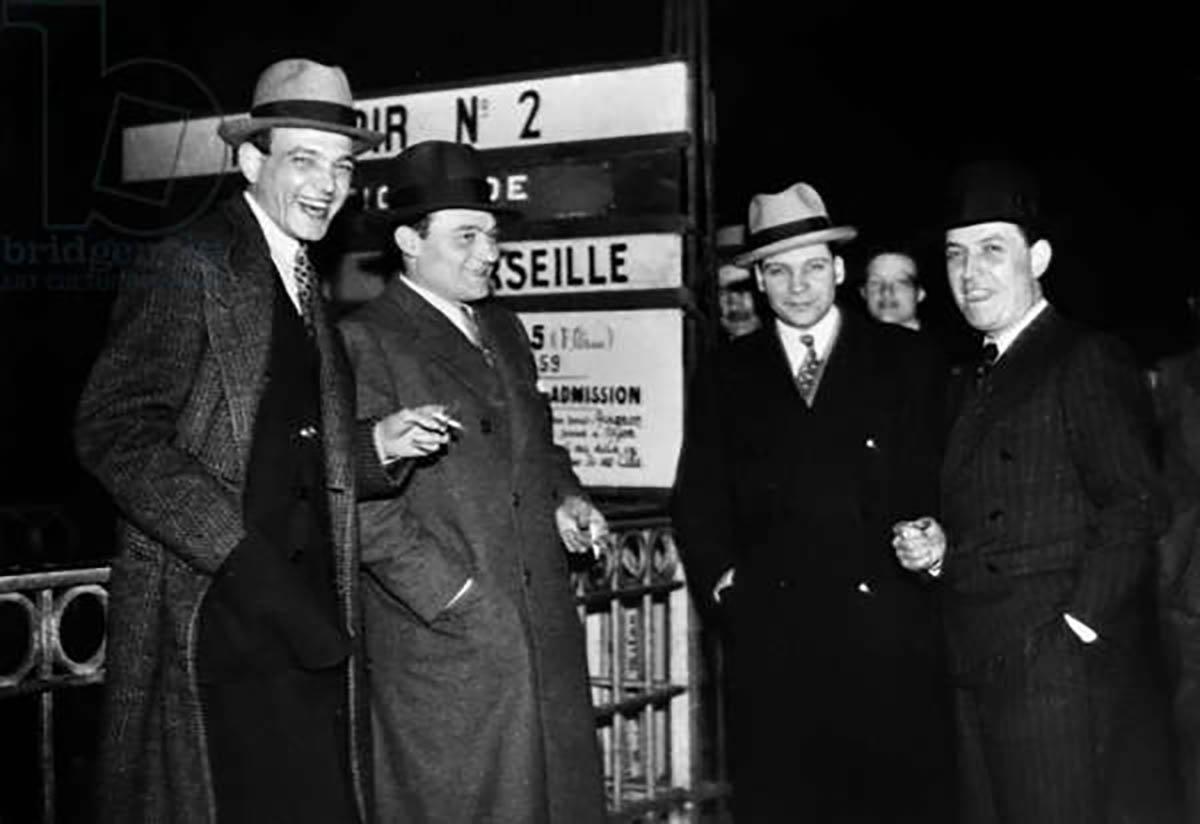 François Spirito y Paul Carbone, a la izquierda, en un muelle del puerto de Marsella