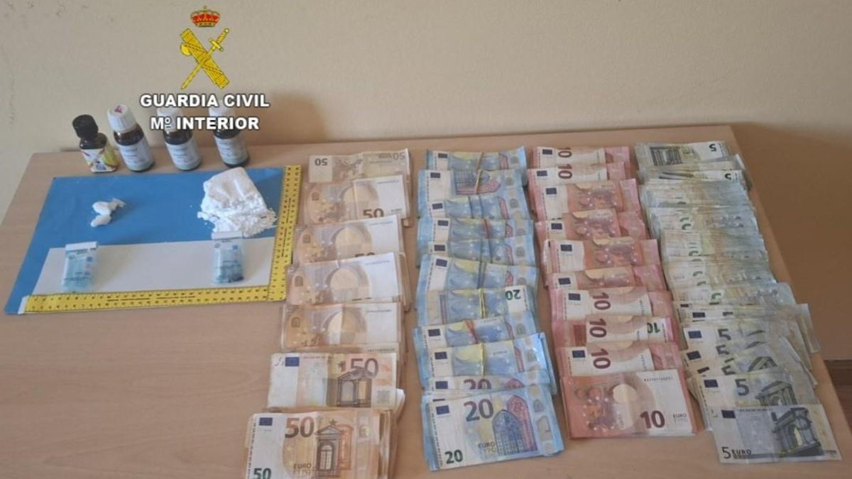 El dinero y las drogas incautadas.