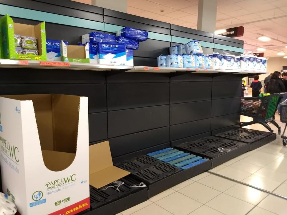 Leere Supermarktregale auf Mallorca