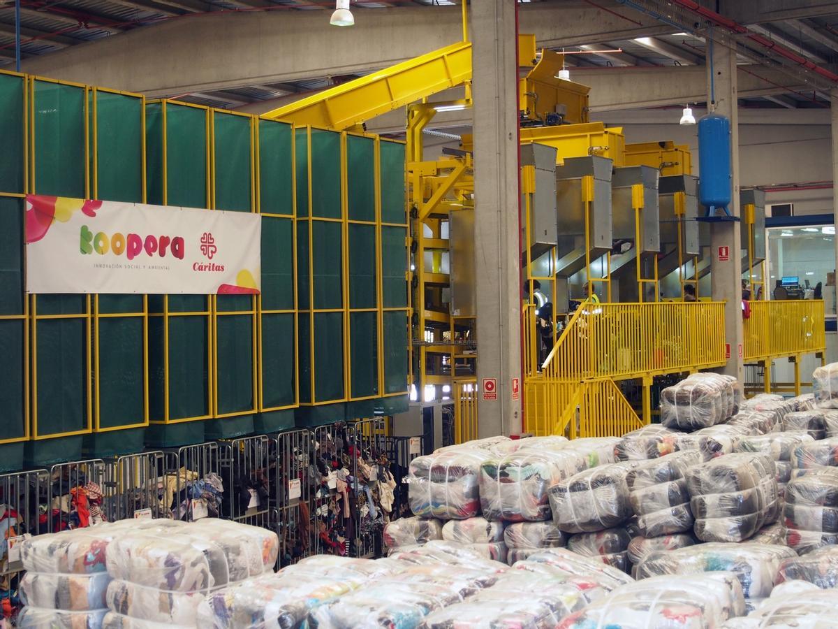 Planta de clasificación de Koopera en Riba-roja donde llega toda la ropa de los contenedores de València