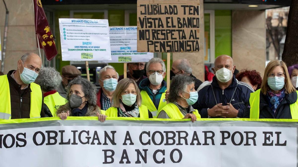 Concentración de los Yayoflautas en Murcia para reclamar mejores servicios bancarios. | MARCIAL GUILLÉN (EFE)