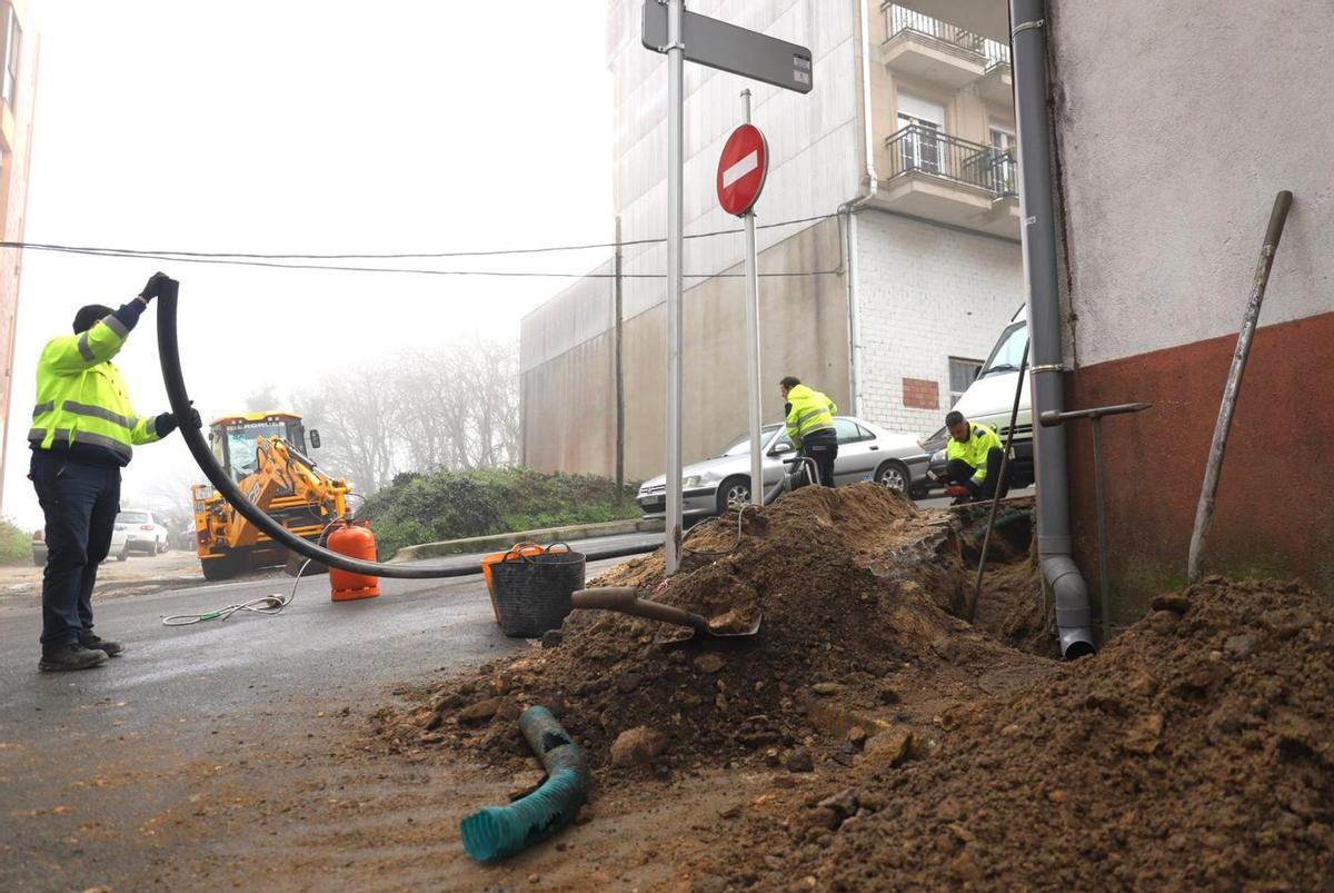 Rotura en la conducción de traída de agua en A Estrada.El servicio de Obras de A Estrada se trasladó ayer a una rotura que se produjo en la conducción de traída de agua en la Calle Cerdedo, en la esquina con Pintor Maside. Para efectuar la reparación se cortó el suministro a esta zona del casco urbano. Se reparó rápido y se aprovechó para cambiar un tramo antiguo de conducción.