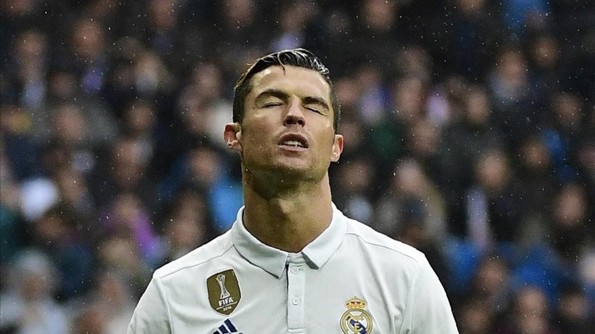 Ronaldo expresa su frustración después de ver cómo Alves le detenía el penati