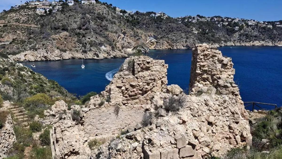 Una bañista sufre un desfallecimiento en la cala del Francés de Xàbia y un senderista de 78 años queda exhausto en la ruta del Castell de la Granadella
