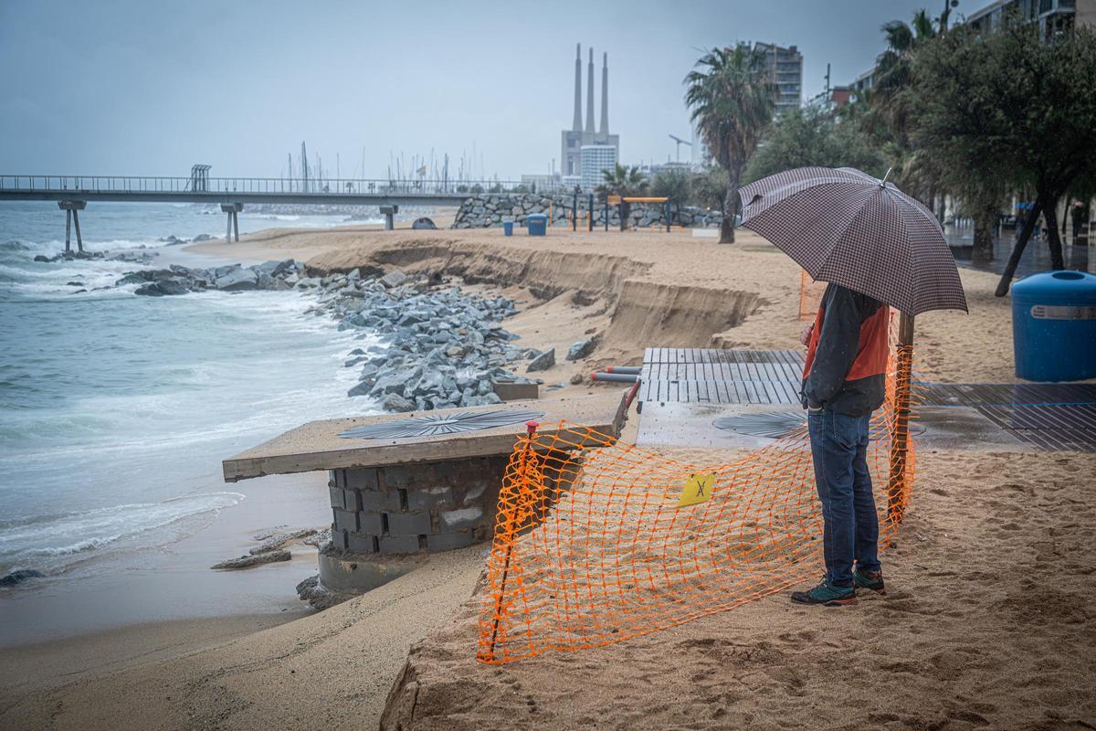 Playa del Pont del Petroli de Badalona, gravemente afectada por el temporal Nelson
