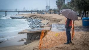 Playa del Pont del Petroli de Badalona, gravemente afectada por el temporal Nelson