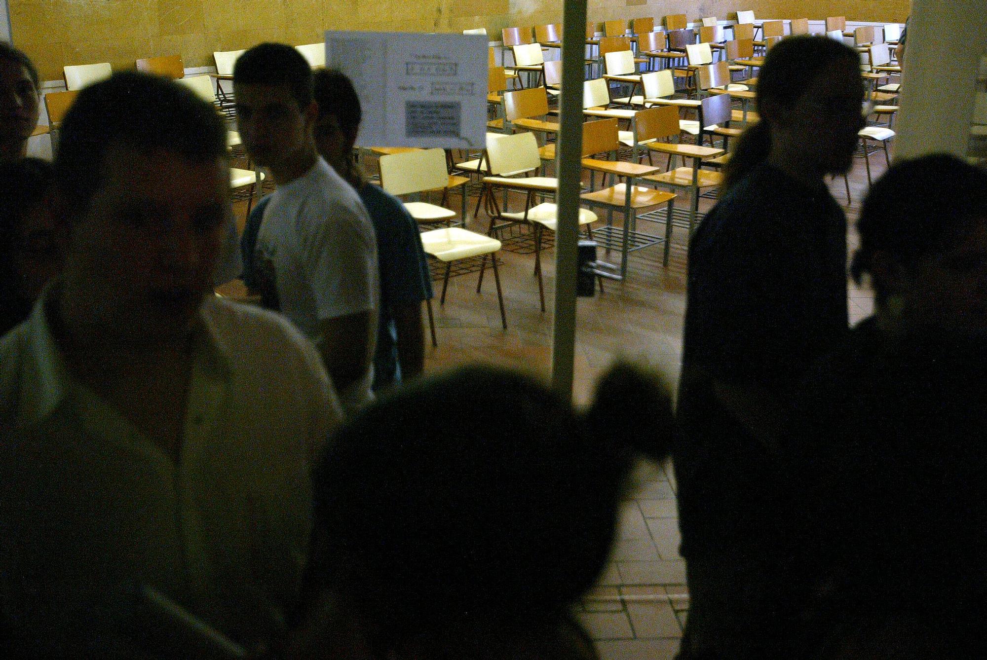 Un grupo de jóvenes a punto de entrar en un aula de exámenes, en una foto de archivo.