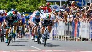 El corredor irlandés Sam Bennett del equipo Deceuninck - Quick Step (derecha) gana la primera etapa del Tour Down Under UCI World Tour a través del Valle de Barossa en Adelaida.