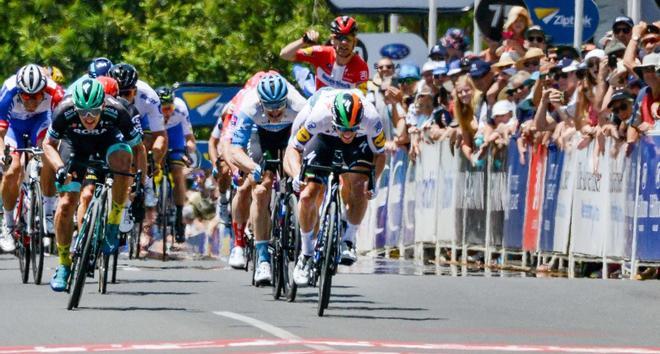 El corredor irlandés Sam Bennett del equipo Deceuninck - Quick Step (derecha) gana la primera etapa del Tour Down Under UCI World Tour a través del Valle de Barossa en Adelaida.