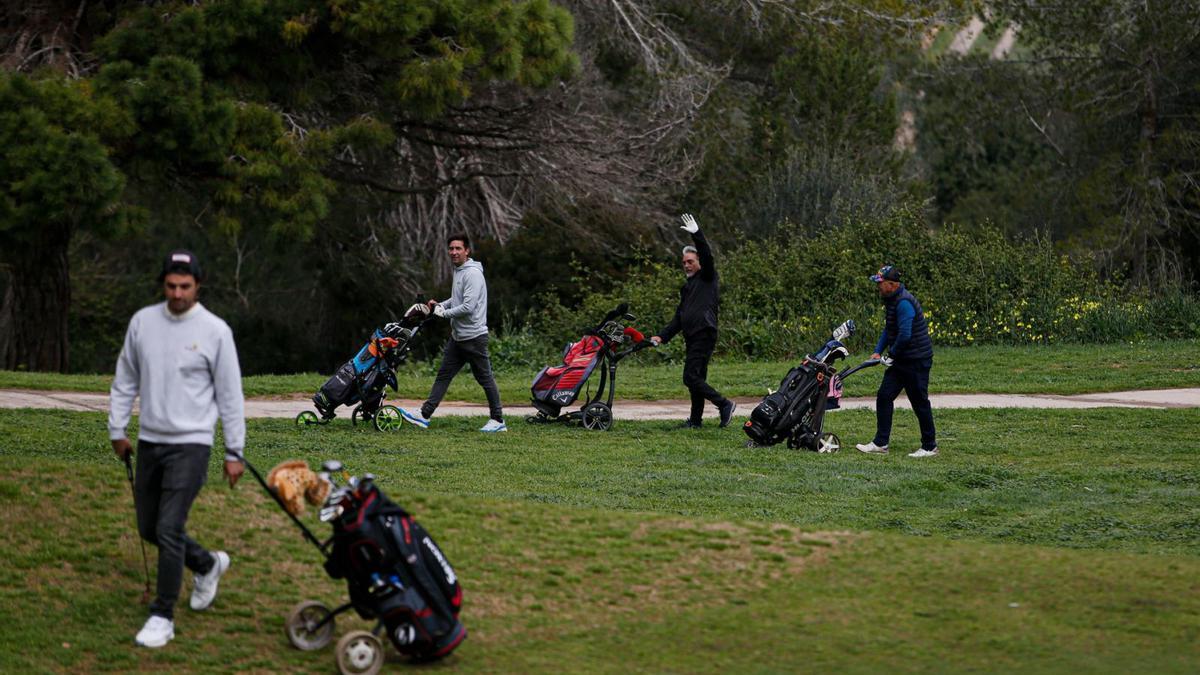 Un grupo de jugadores cambiando de hoyo durante el torneo. | FOTOS: TONI ESCOBAR