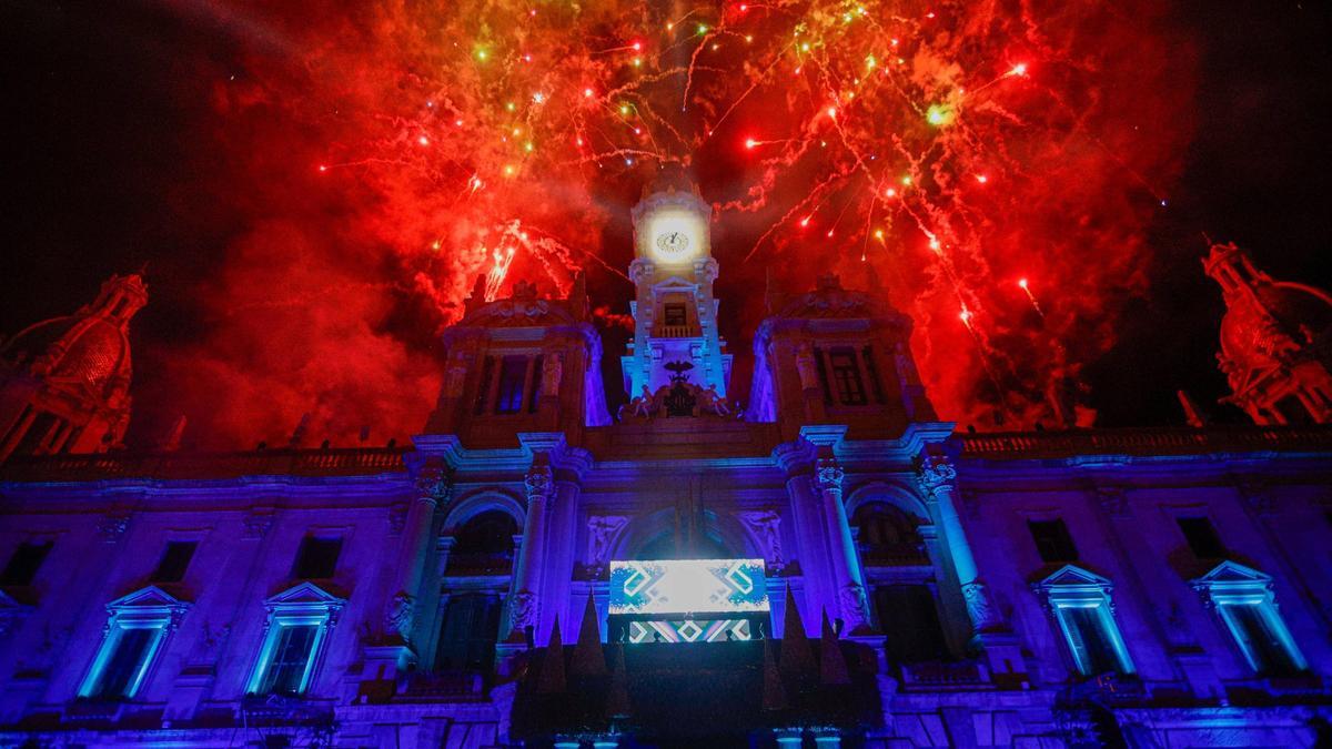 Castillo en el Ayuntamiento nada más pasar las doce de la noche