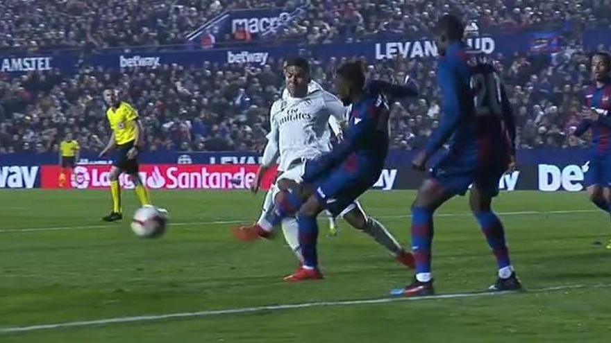 Momento de la &#039;no patada&#039; de Doukoure a Casemiro.