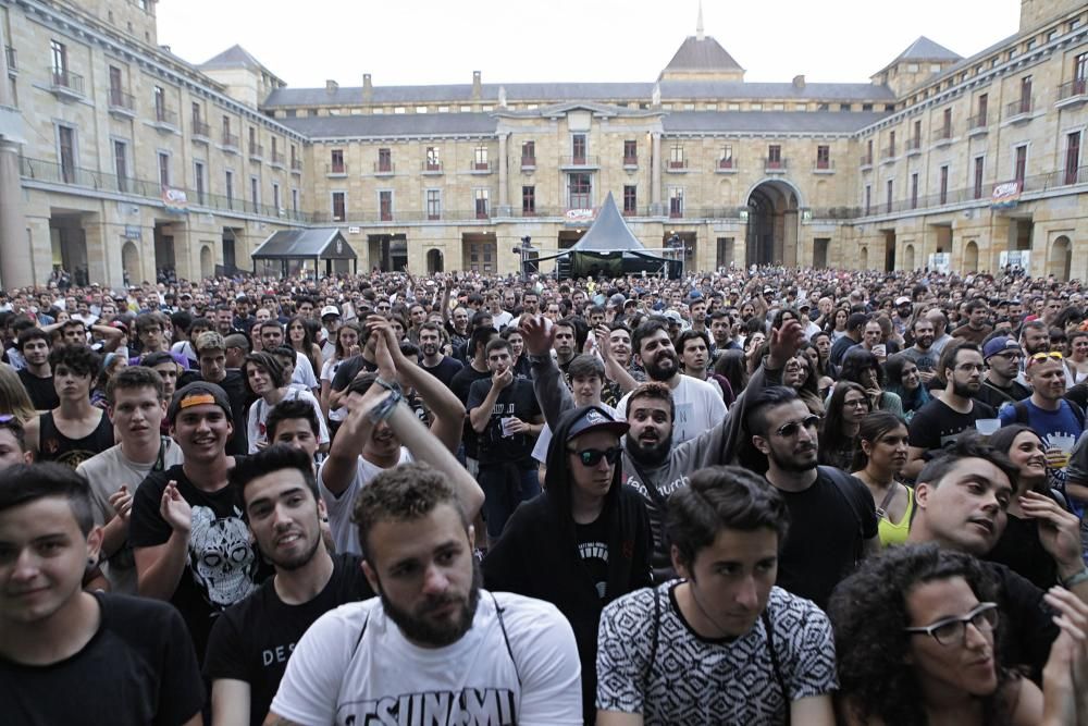 Primer día de festival de la mano del "Tsunami Xixón"