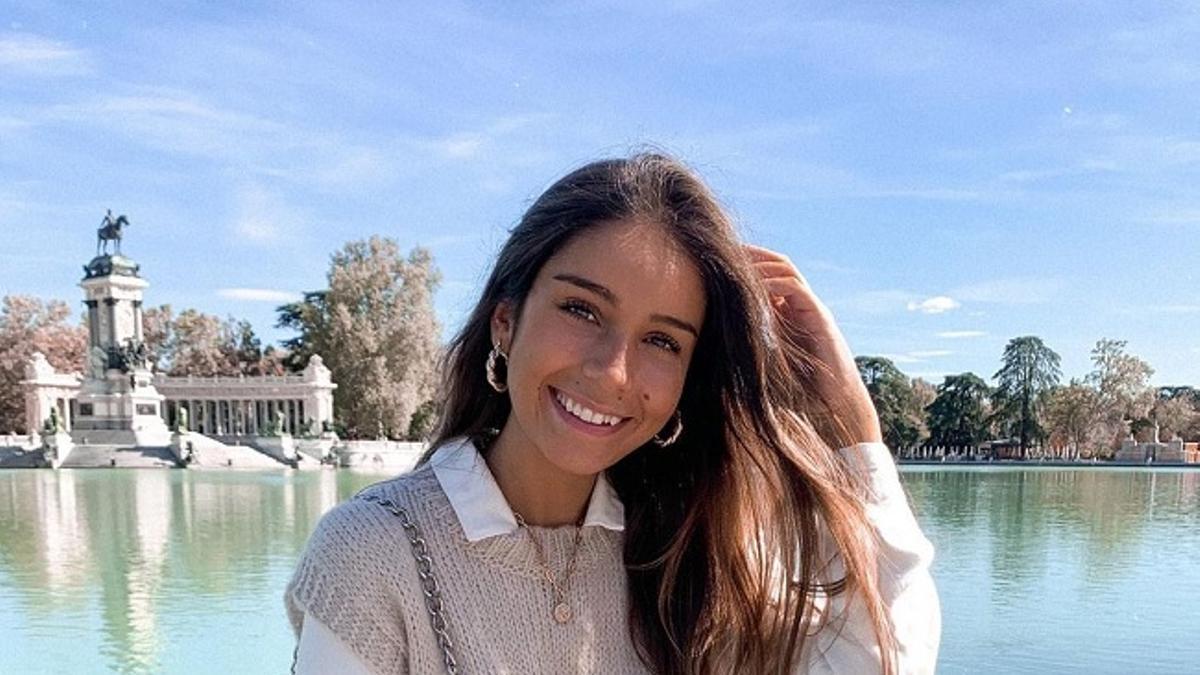 El look de la 'influencer' Aina Simón con chaleco de punto, camisa blanca y pantalón a cuadros