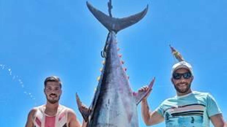 Una embarcación de Xàbia captura un atún de 203 kilos