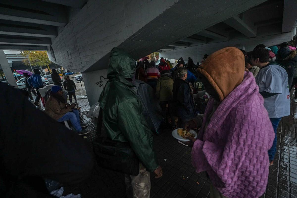 Los desalojados del B9 acampan bajo el puente de la C-31 en Badalona para protegerse de las lluvias intensas Los desalojados del B9 acampan bajo el puente de la C-31 en Badalona para protegerse de las lluvias intensas