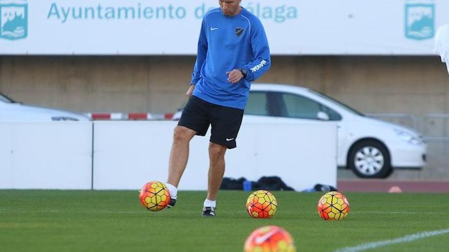 Javi Gracia golpea un balón durante el entrenamiento del Málaga CF.