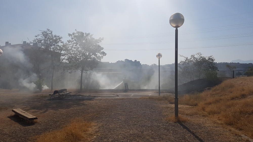 Un incendi crema matolls al polígon dels Dolors