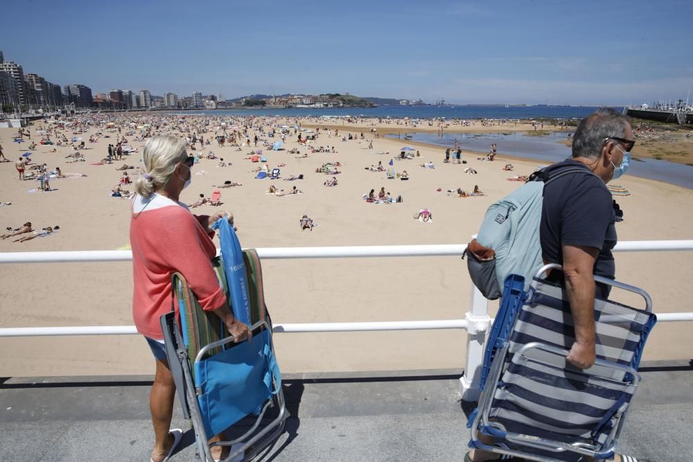 Cerrada la playa de San Lorenzo por completar su aforo de bañistas