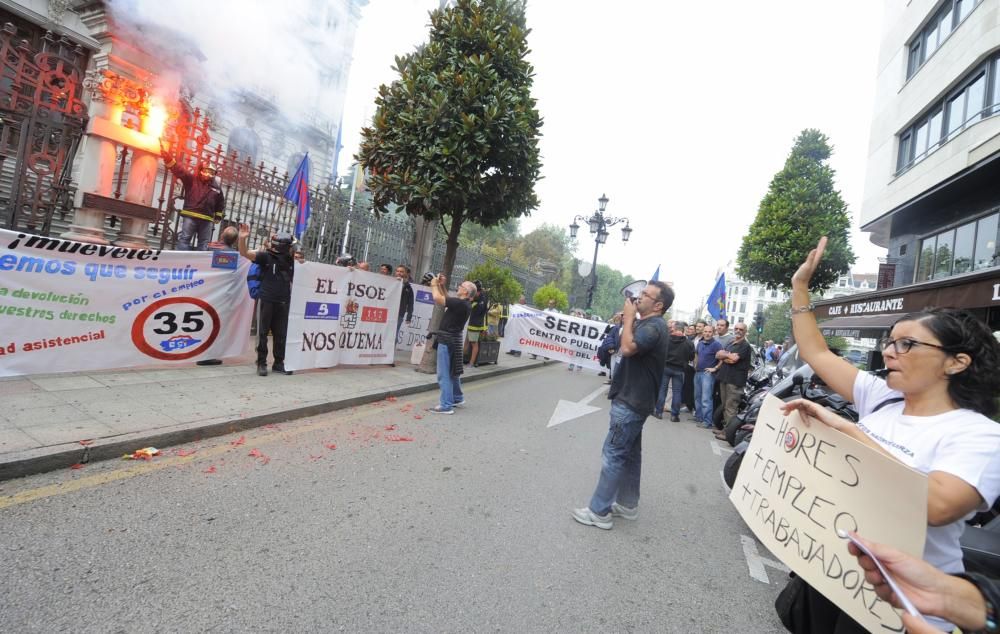 Manifestación de bomberos y trabajadores a la puerta de la Junta General del Principado