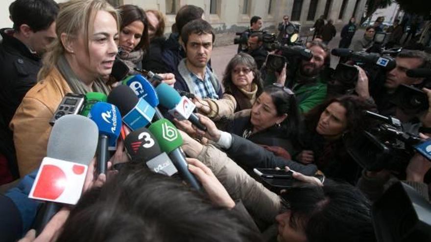 Sonia Castedo atendiendo a los medios el día que fue a declarar al juzgado por el Plan Rabasa, en enero de 2015