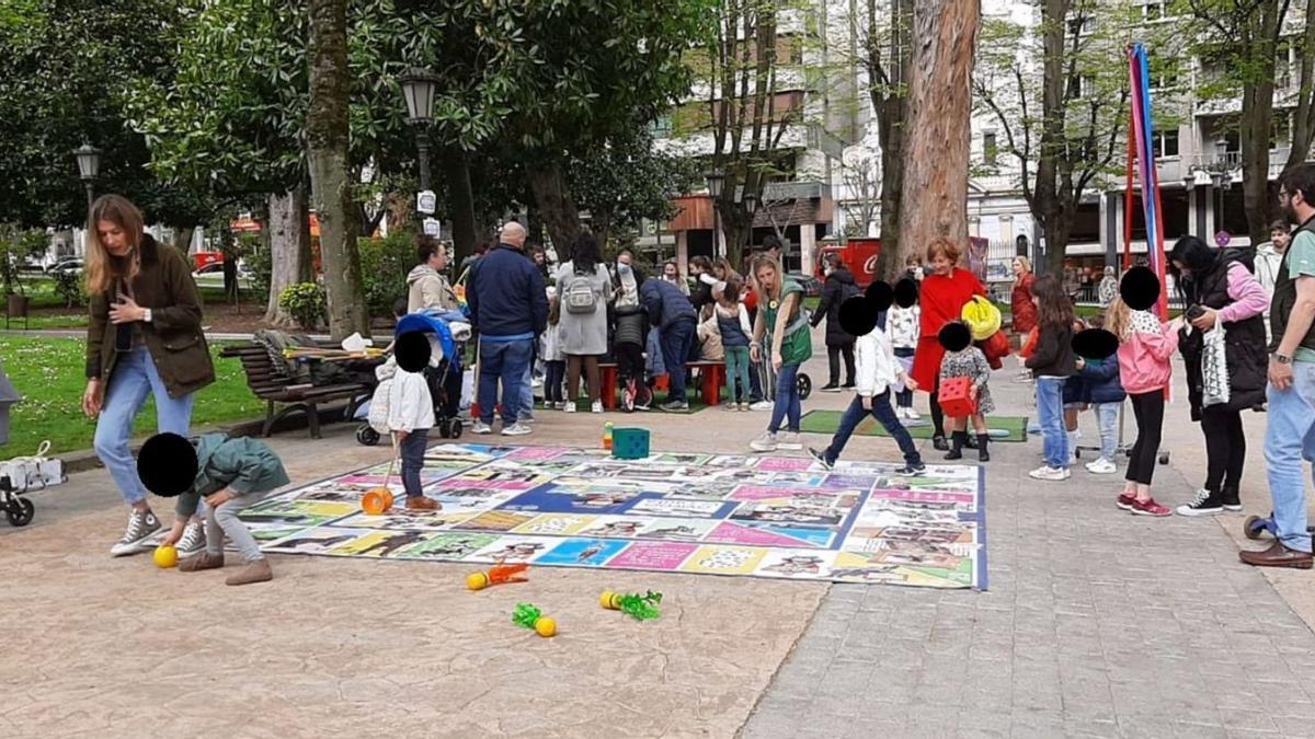 Los cuidadores de barrio toman las plazas para animar a los más pequeños | LNE