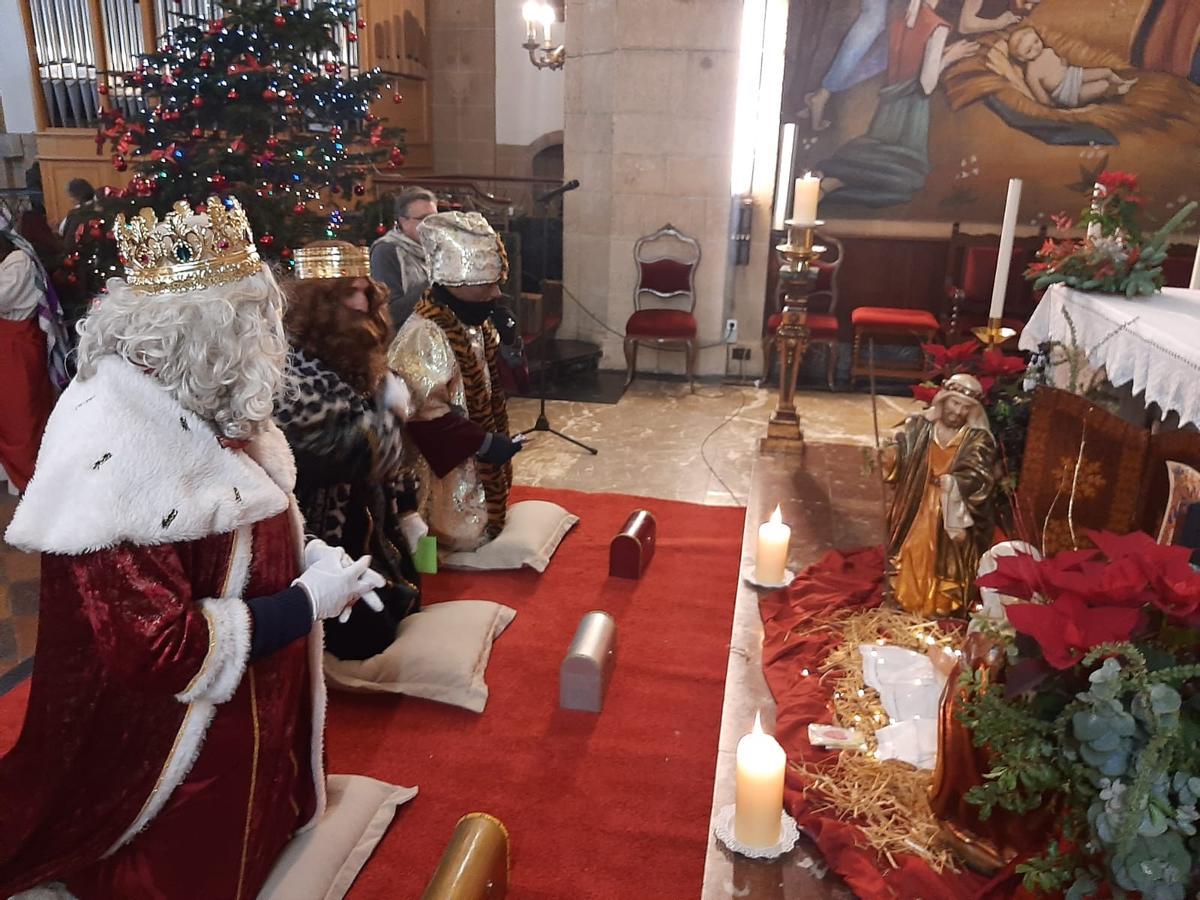 Los Reyes Magos llegan a la Pola para adorar al Niño Jesús y recibir a los pequeños