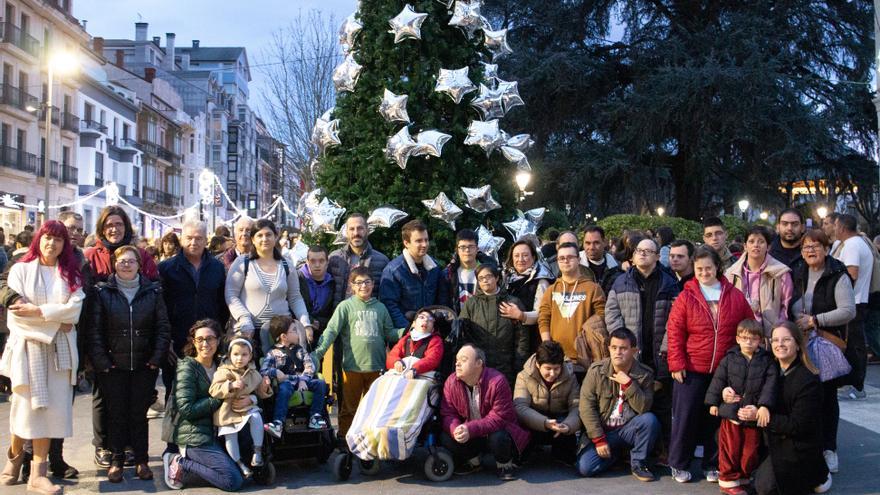 La Asociación Nora también enciende la Navidad en la Pola: así fue la puesta de largo del árbol decorado por el colectivo