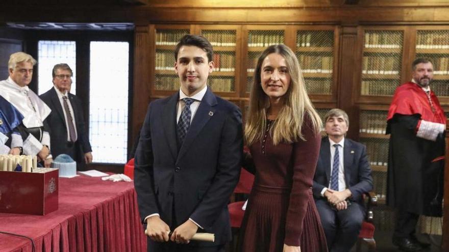 Óscar Díaz recibe su galardón de manos de María Lorenzo Conto.