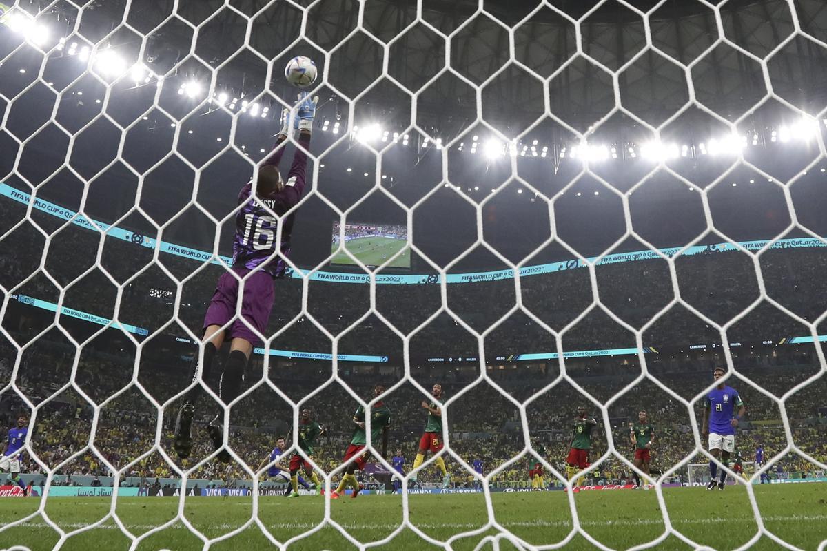 GR5382. LUSAIL (CATAR), 02/12/2022.- Devis Epassy portero de Camerún rechaza el balón hoy, en un partido de la fase de grupos del Mundial de Fútbol Qatar 2022 entre Camerún y Brasil en el estadio de Lusail (Catar). EFE/ Juanjo Martin