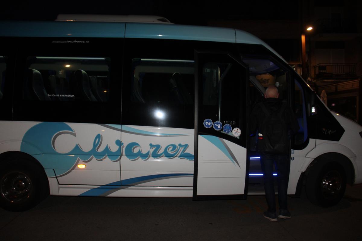 Imagen de archivo de un autobús de línea prestando servicio de noche.