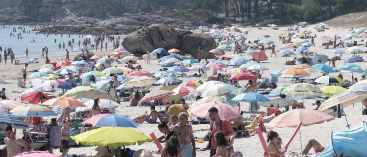 Las playas de la comarca, como la de Nerga –en la imagen– registran una importante afluencia de personas.  // SANTOS ÁLVAREZ