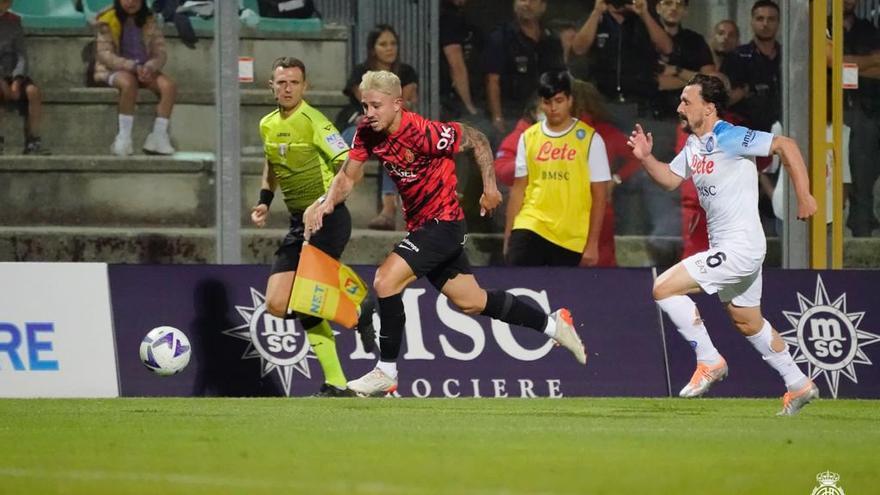 Maffeo conduce el balón en el partido ante el Nápoles.