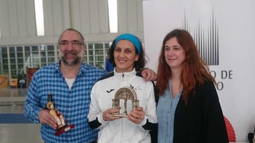 La tiradora del Vilagarcía Esgrima recibiendo el premio como campeona en categoría veteranos. // FdV
