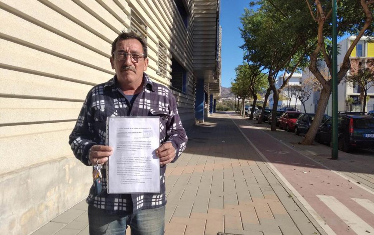 Francisco Rodríguez muestra las medicinas que toma, en la vivienda de Soliva. | A.V.