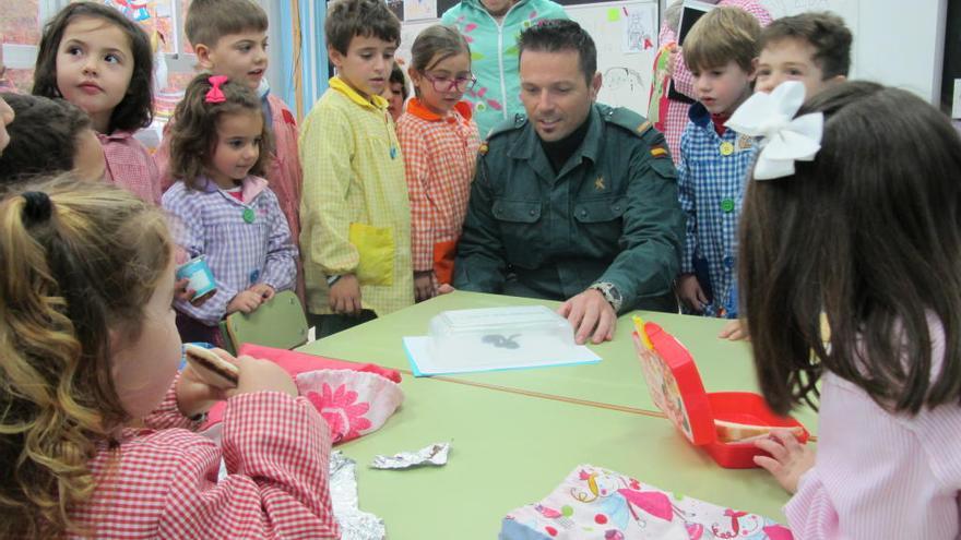 Un agente muestra la culebra a varios niños