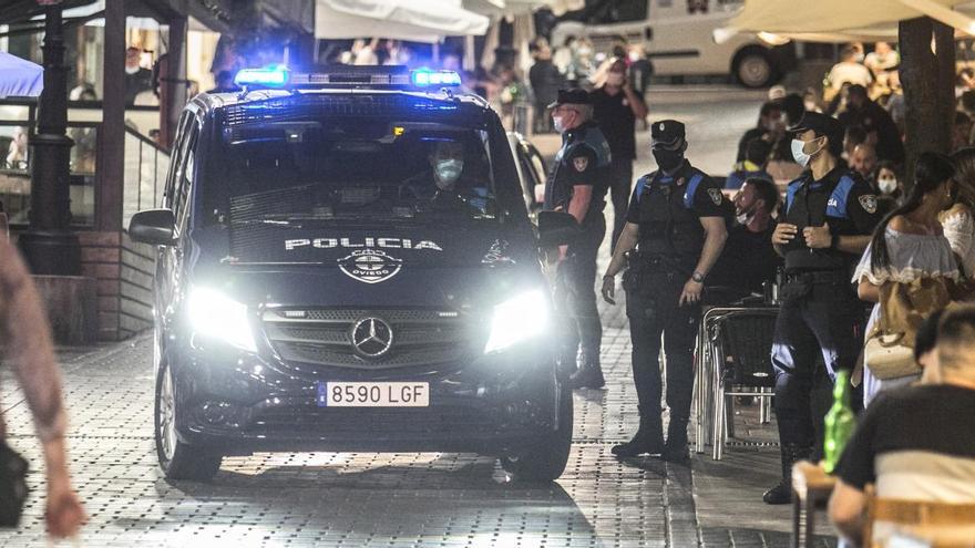 Policía patrullando por Oviedo.